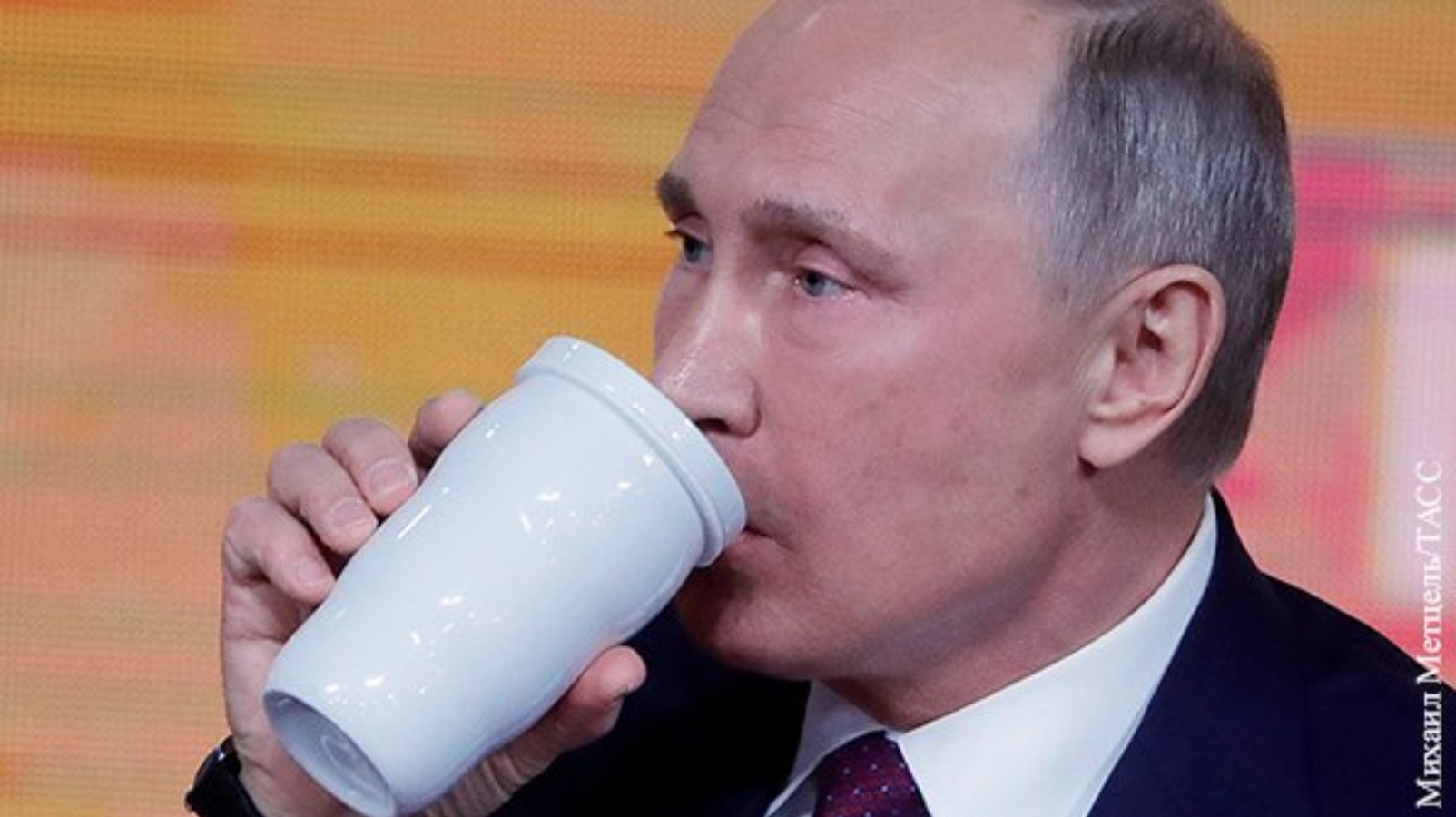 بالفيديو: كوب "بوتين" الرسمي له في كل مكان وزم